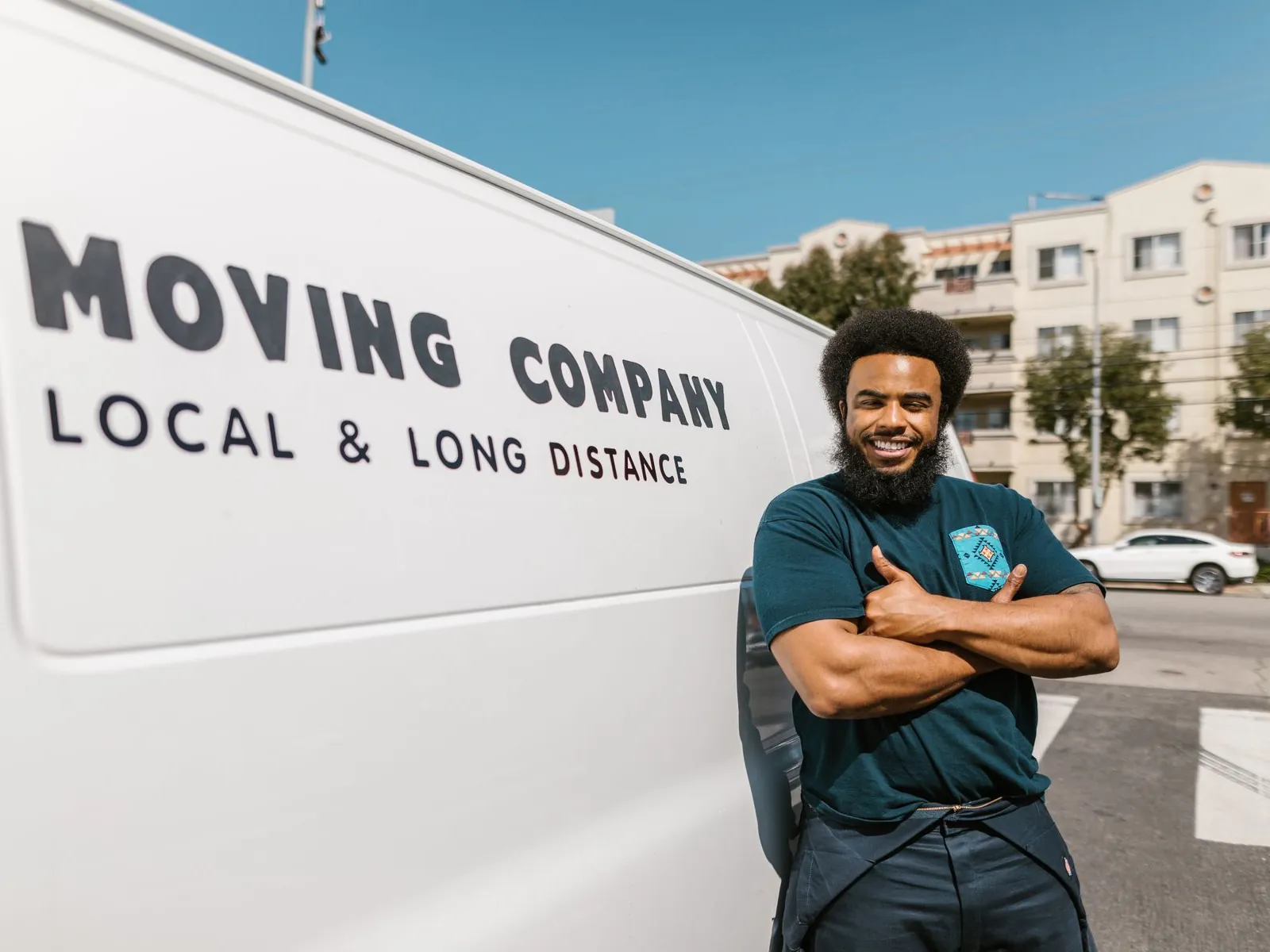 Royal Dubai Movers crew member with the moving van